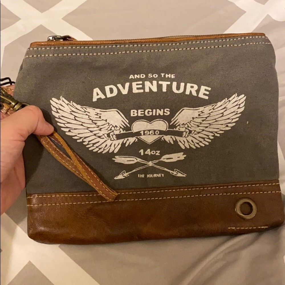 Wristlet clutch purse